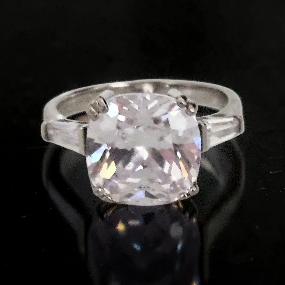 BELLA LUCE DIAMOND SIMULANT SOLITAIRE RING SIZE 8 - Picture 1 of 6